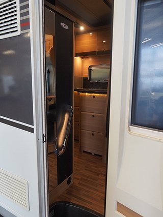 Husbil-halvintegrerad LMC Breezer H737 6 av 20