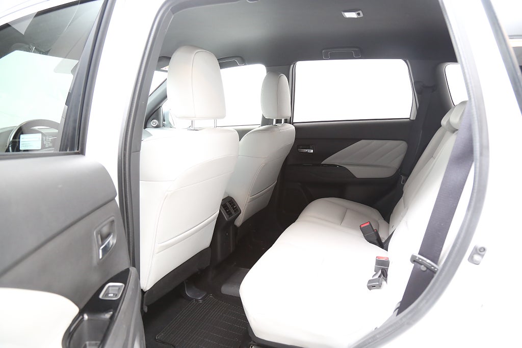 Mitsubishi Outlander PHEV 224hk Business Aut 4WD Skinn 360°-kamera Drag 2019