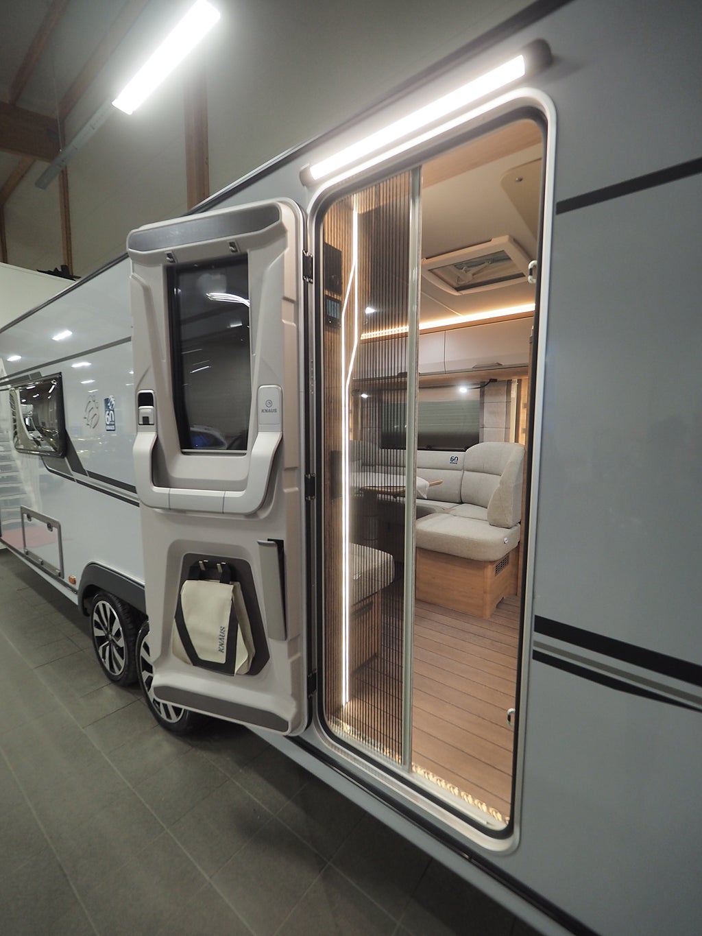 Knaus Südwind 650 PEB 60 Year  ALDE I Framkök I Långbädd