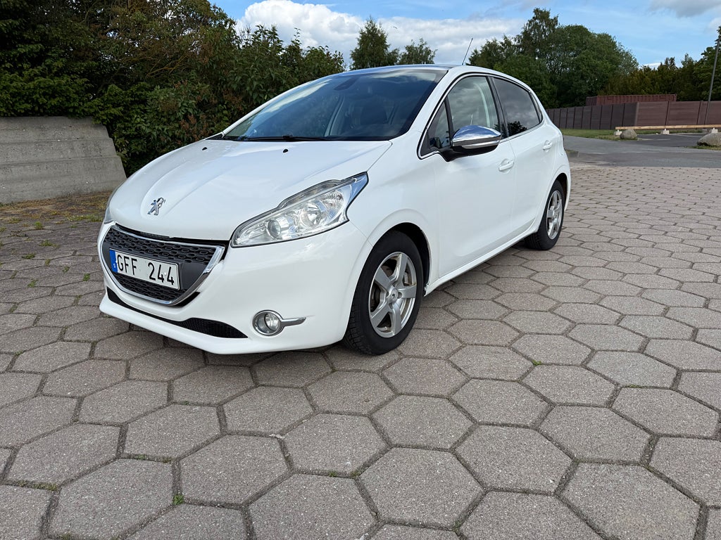 Peugeot 208 5-dörrar 1.6 e-HDi 92 Panorama,Dragkrok 
