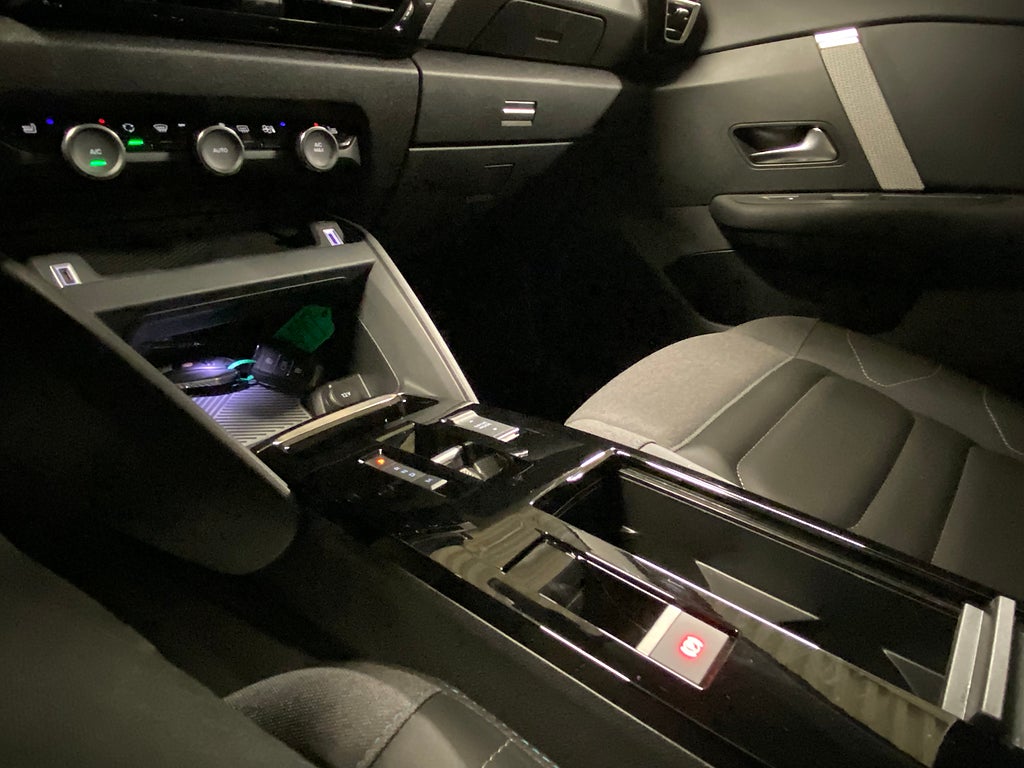 Bild på Citroën C4 X SHINE 1.2 PureTech 130hk AUT Nav/Back/Carplay