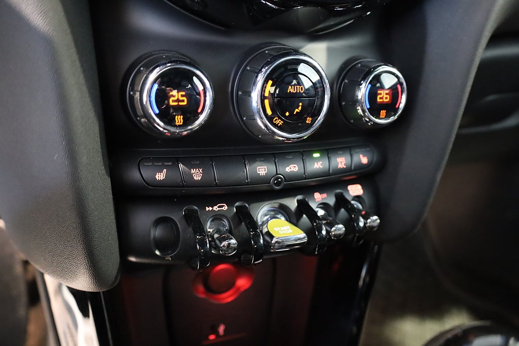 MINI Cooper SE Navi Läder Värmare Carplay Sensorer LED 2023