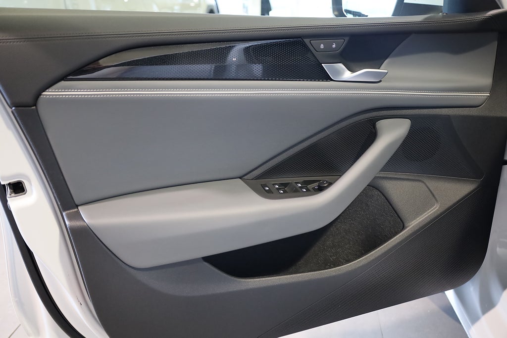 Volkswagen Passat Sportscombi 1.5 eTSI AUT Business Drag Värmare Massage 2025