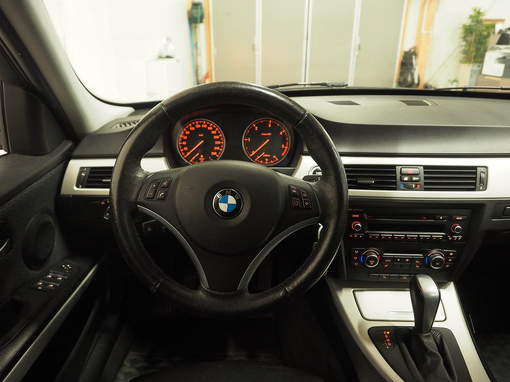 BMW 320 d xDrive Touring 184hk Aut | Dragkrok | P-Sensorer | 2012
