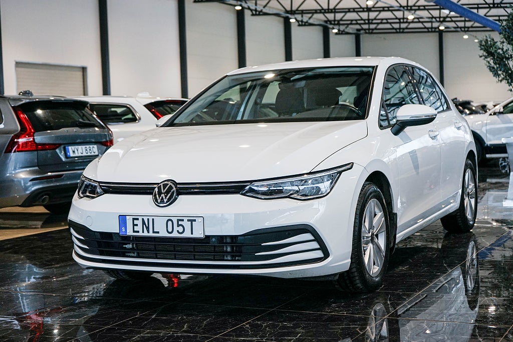 Volkswagen Golf 1.0 eTSI OPF Navigator Backkamera Rattvärme IQ-Drive 