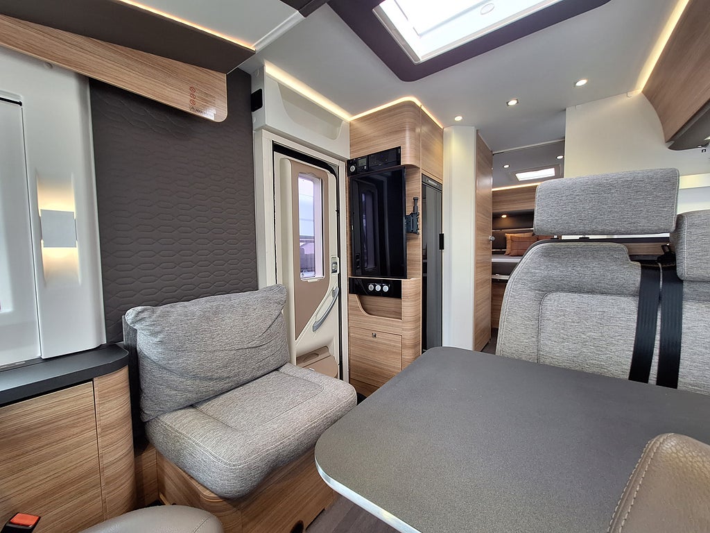 Adria Sonic I 700 Axess SC Queenbädd, Solcell