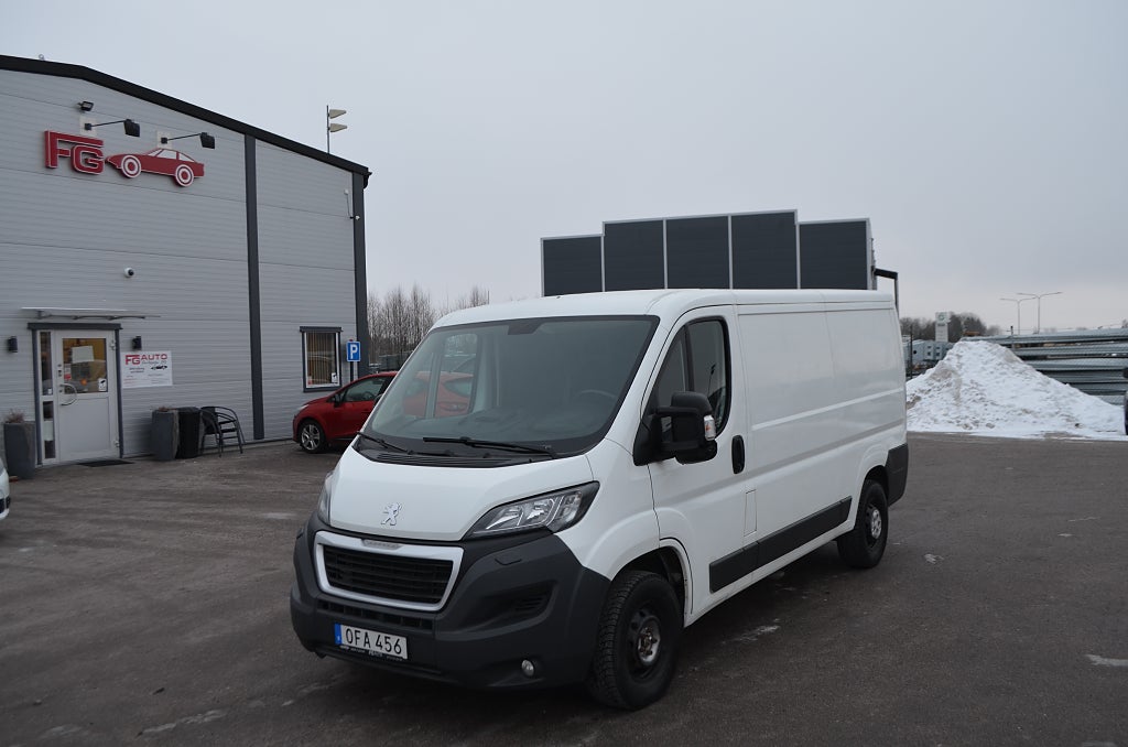 Peugeot Boxer 335 2.0 HDi 131 hk D-Värmare Drag Inredning MOMS Euro 6