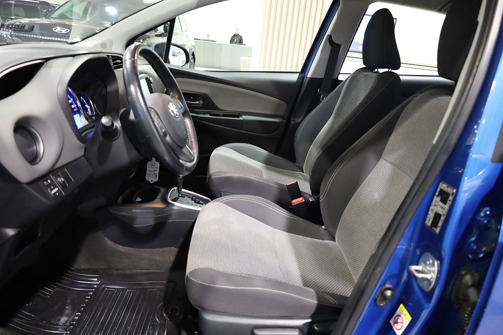 Toyota Yaris Hybrid e-CVT Active Navi Kamera Blåtand M-Värme 2015