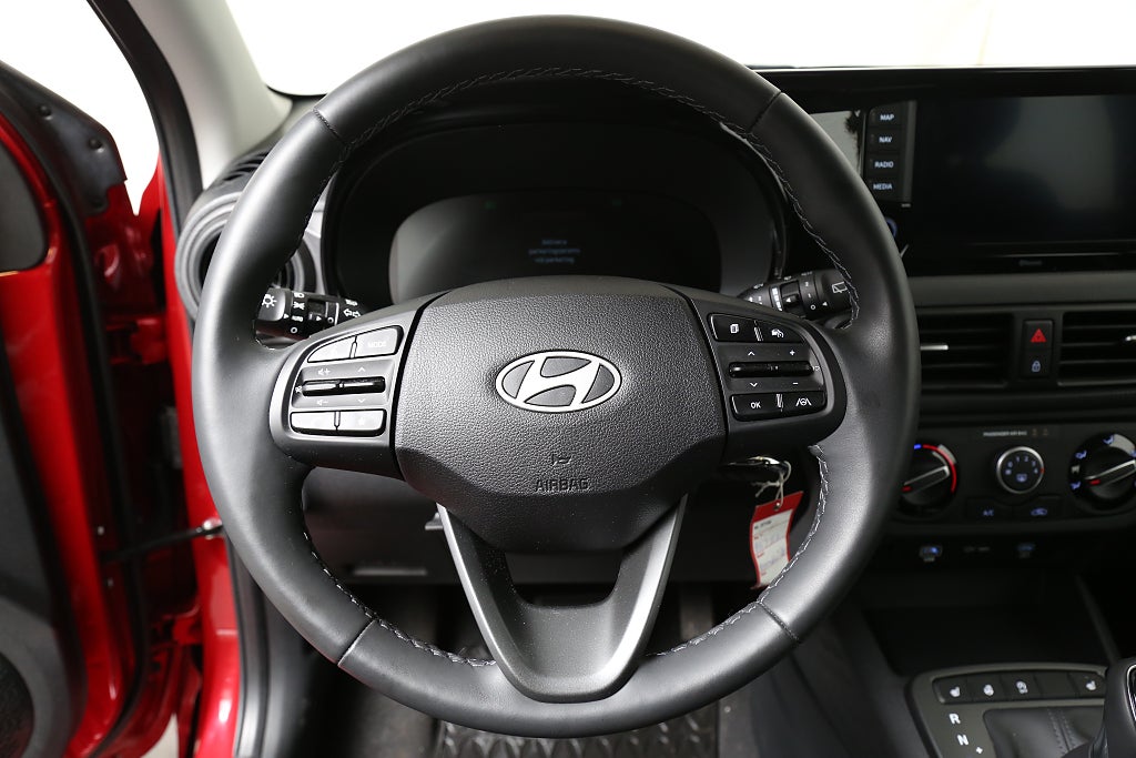 Hyundai i10 1,0 AMT Automat l P-sensorer l Backkamera l 2-tons lack 2025