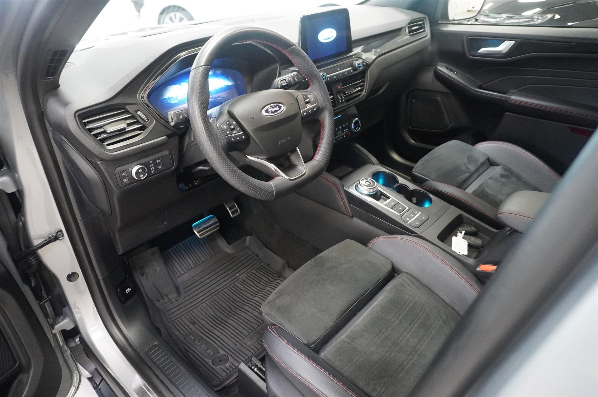 Ford Kuga ST-Line X Plug-In Black Edt 2023, bild 2/10
