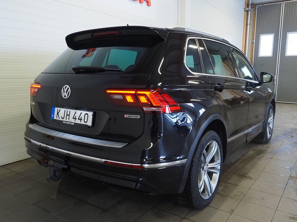 Volkswagen Tiguan 2.0 TDI 4Motion R-Line P-Värm Drag Kamera 19" Carplay 2019