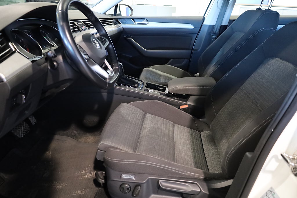 Volkswagen Passat 1,5 TSI R-Line Sportscombi Aut Drag Värmare Kamera