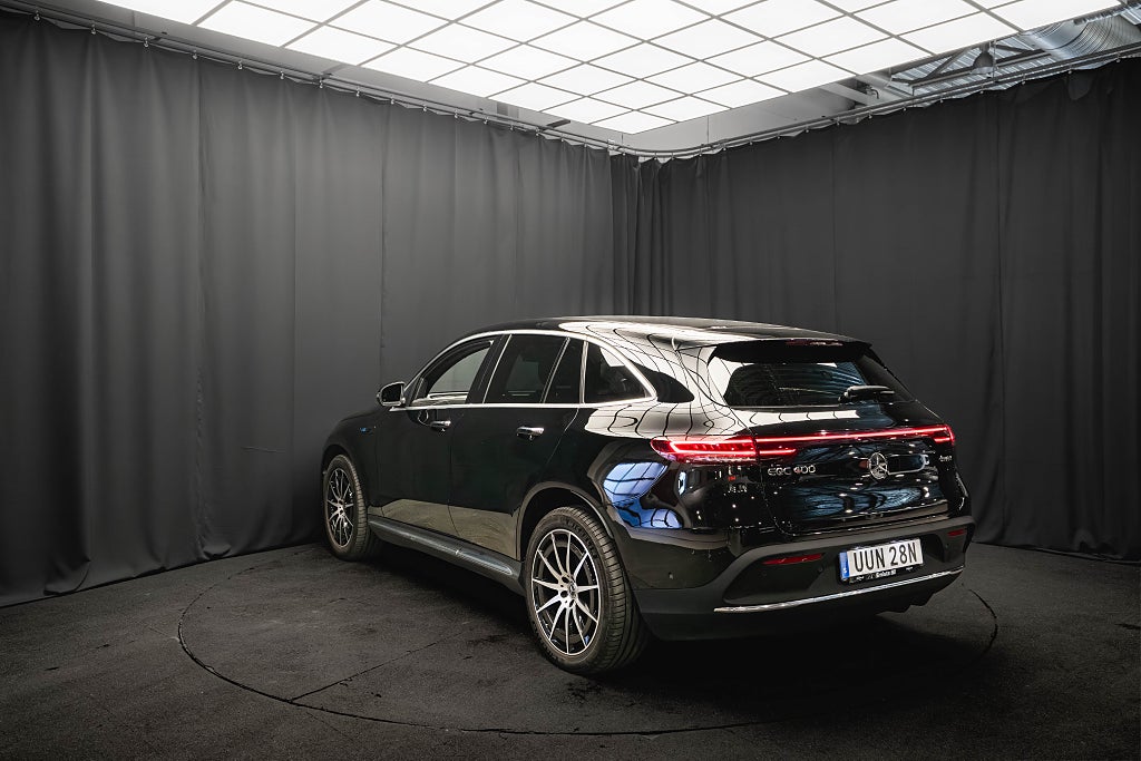 Mercedes-Benz EQC 400 4M AMG DISTRONIC+ KAMERA KEYLESS IHC+ 1-ÄGARE MOMS