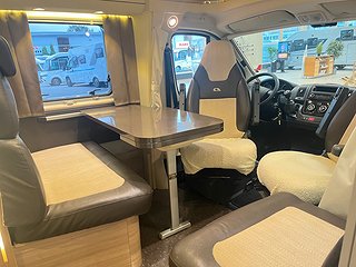 Husbil-halvintegrerad Adria CORAL S 670 SLT 11 av 28