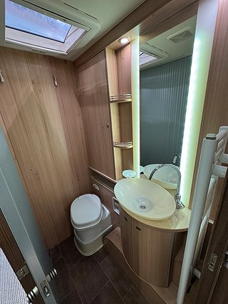 Husbil-integrerad Bürstner Elegance I900 AUT 15 av 21