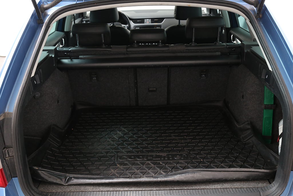 Skoda Octavia 2,0 TDI 4x4 Style Kombi Värmare Dragkrok