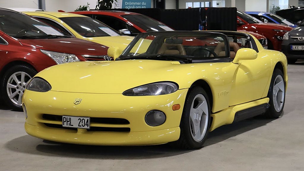 Gul Lamborghini i bilhall