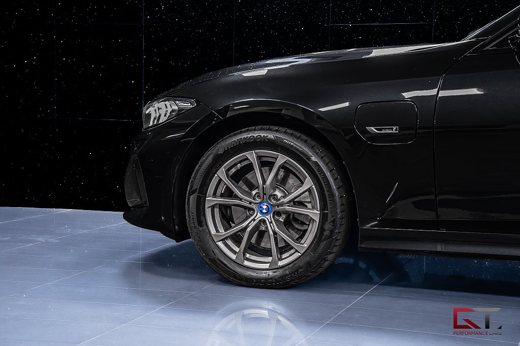 BMW 330e xDrive MOMS Comfort Drag Akustikrutor Värmare Keyless