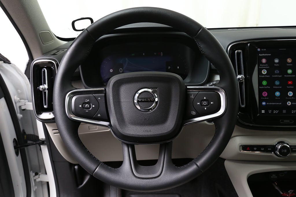 Volvo XC40 B4 Bensin 197hk Ultra Dark Skinn l Panorma l H/K l 360° 2025