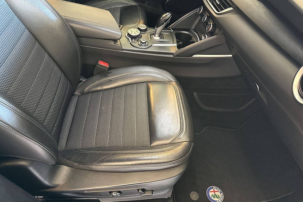 Alfa Romeo Stelvio 2.0 Turbo Super 16V Q4 Kamera Drag Navi  miniatyr 14