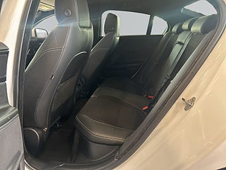 Jaguar XE 20d AWD R-Sport/S&V-hjul/Värmare/Drag/Psensorer