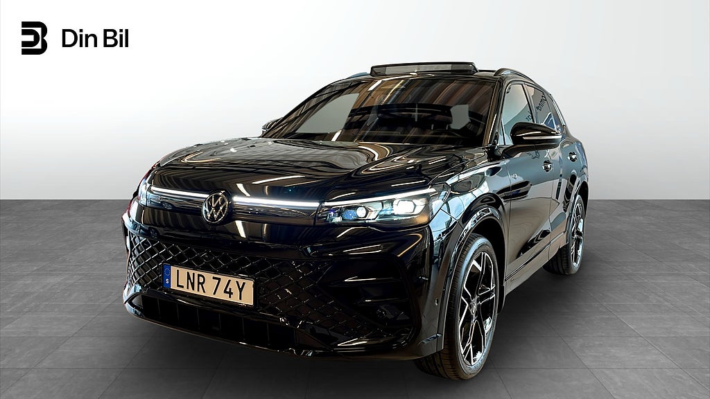 Volkswagen Tiguan R-LINE 2.0 TDI 4M Pano Blackstyle Drag Värm 193 hk
