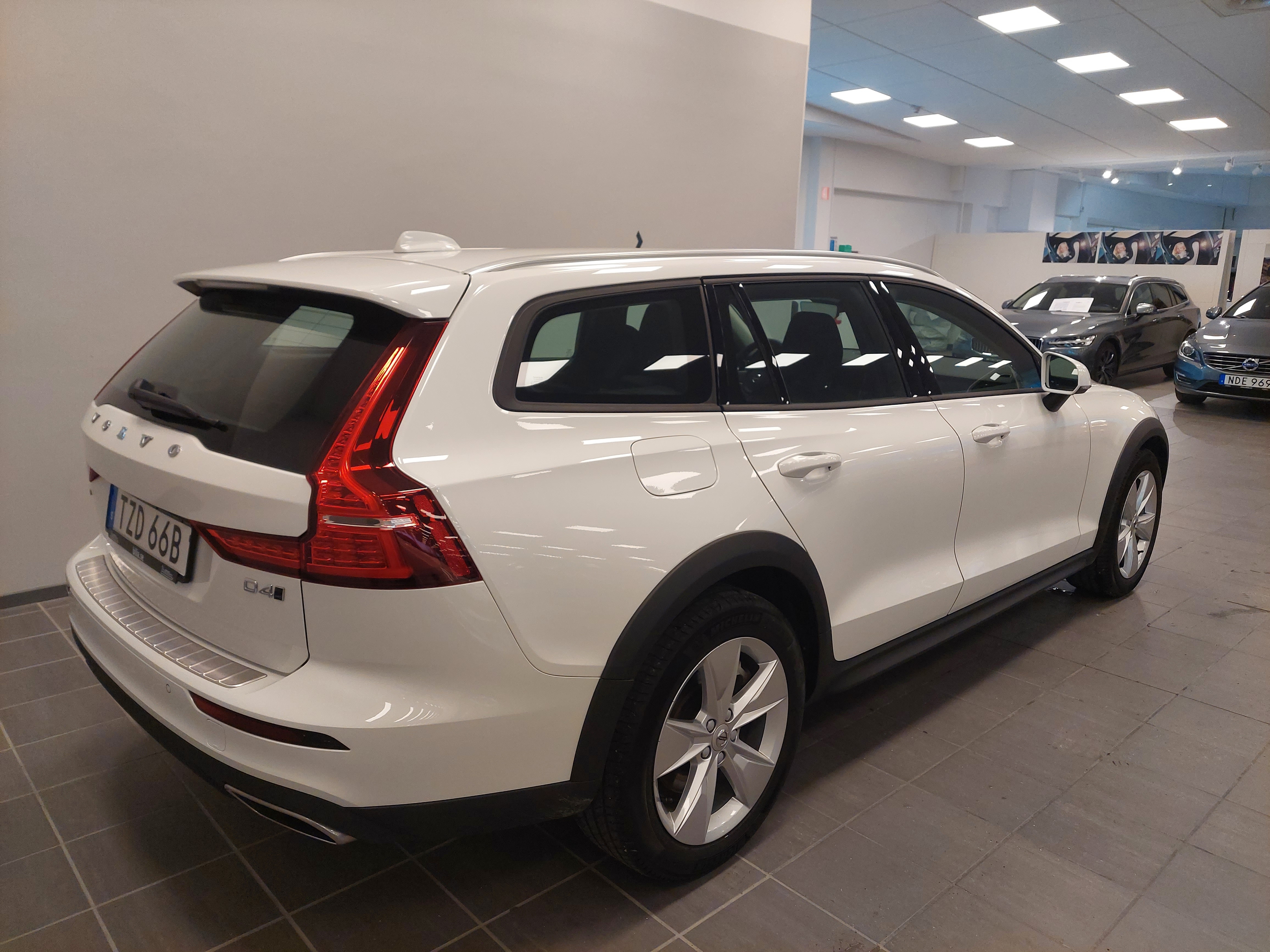 Volvo V60 Cross Country D4 AWD Edition, photo 2/17