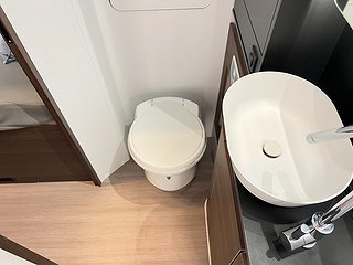 Husbil-halvintegrerad Adria Coral 670 SLT Supreme 24 av 37