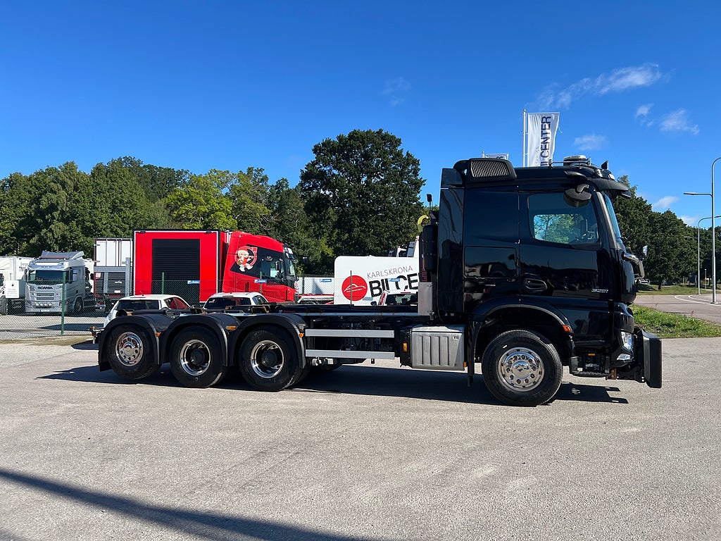 Mercedes-Benz Arocs 3251 Tridem Lastväxlare, Fullt Plogutrustad