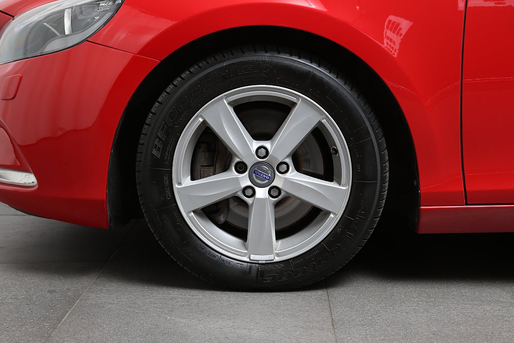 Volvo V40 D3 150hk Kinetic Nybesiktad P-sensorer Värmare 2014