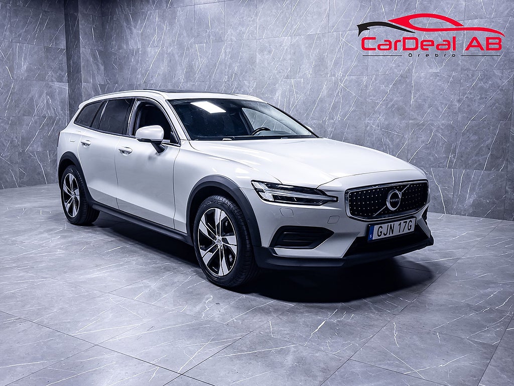 Volvo V60 Cross Country D4 AWD Panorama Värmare CarPlay Navi Drag VOC