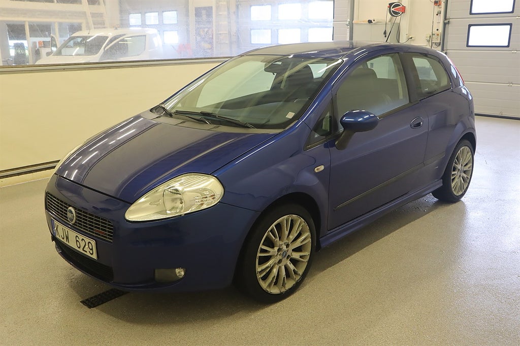 Fiat Punto Grande 1.9 JTD 130hk 17" / By Giugiaro / NYBES