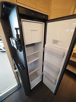 Husbil-integrerad Adria Sonic Plus 700 SL 11 av 19
