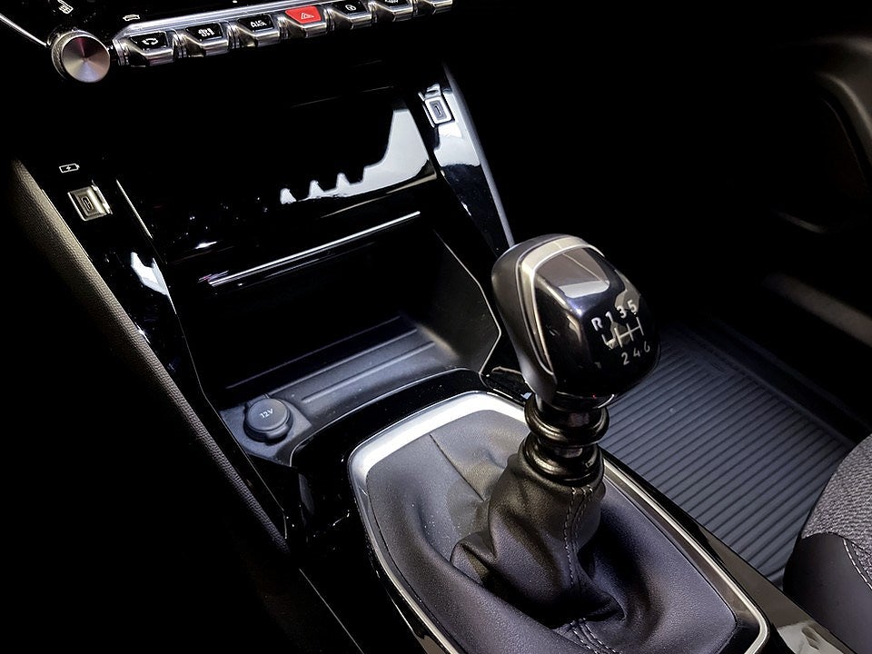 Bild på Peugeot 2008 Allure 1.2 PT 130hk - CARPLAY, P-SENSORER