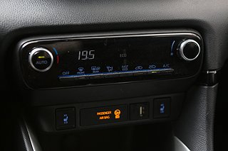Halvkombi Toyota Yaris 19 av 22