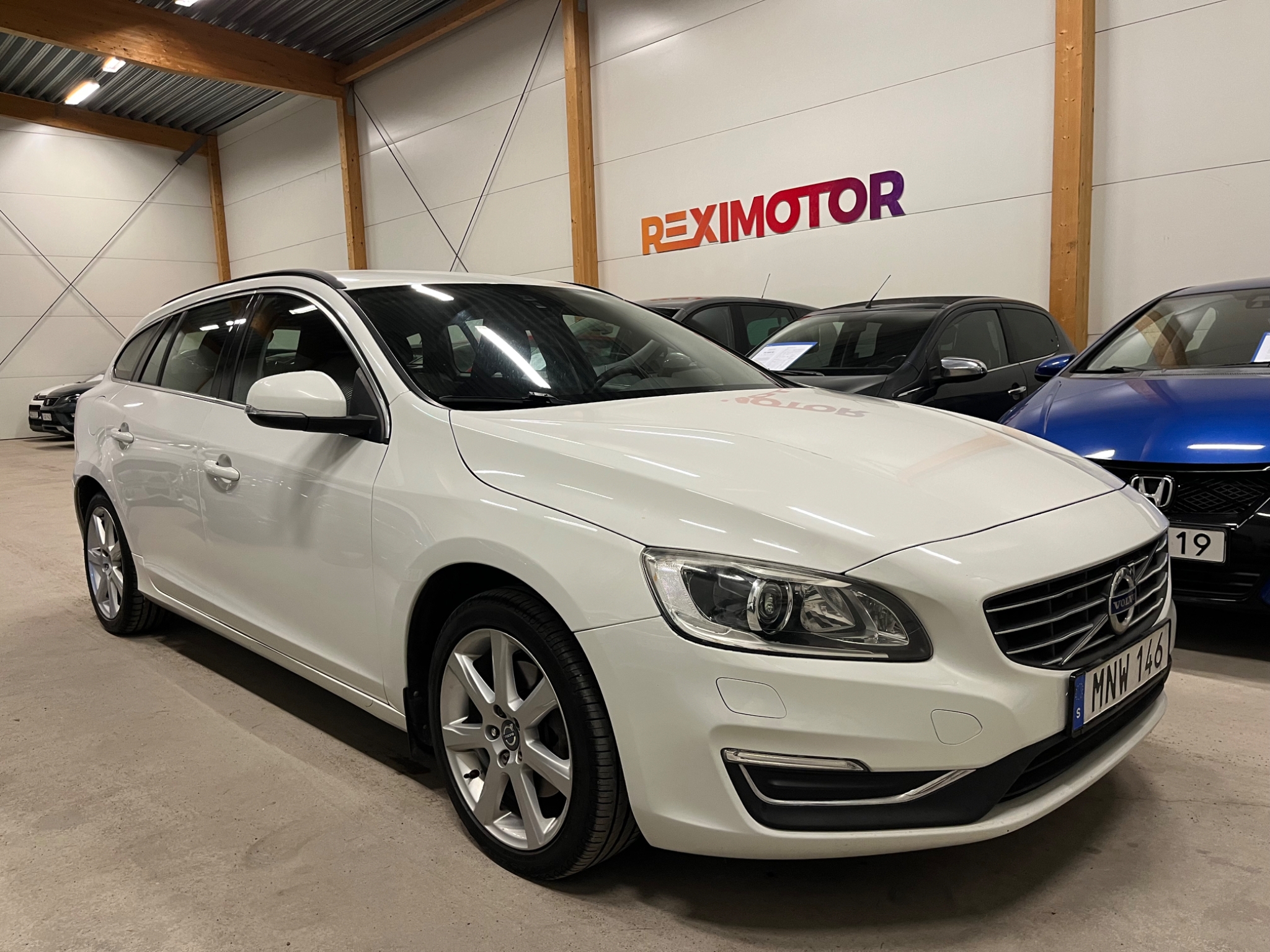 Volvo V60 2016, photo 3/45