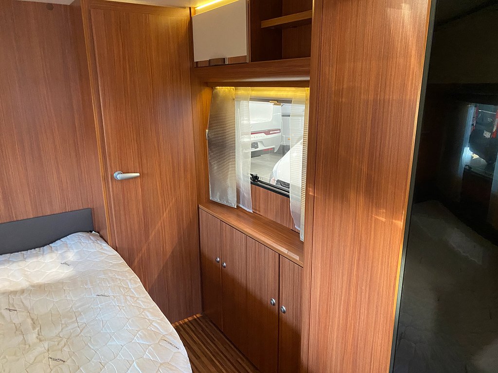 Adria Adora 643 UT / Förtält / ALDE / AC / Bäddskåp - Adria