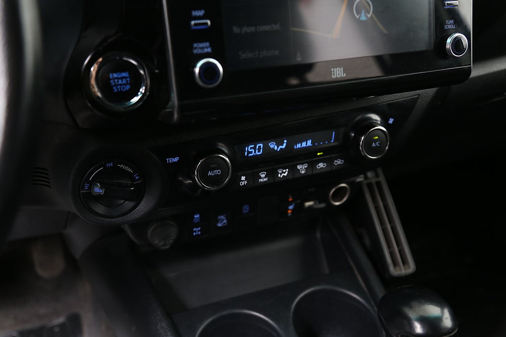 Toyota Hilux Dubbelhytt 2,8 Invincible 204hk 4WD JBL Skinn Navi Kåpa 2021