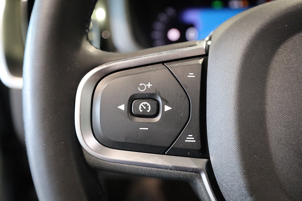 Volvo XC60 Recharge T6 AWD Geartronic Core Edition Drag Navi Moms