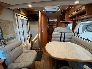 Husbil-integrerad Hymer B588 Bianco Line 150HK Aut 6 av 20