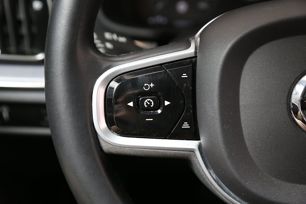 Volvo V60 Cross Country B4 Diesel 197hk Momentum AWD Aut Kamera VOC 2022