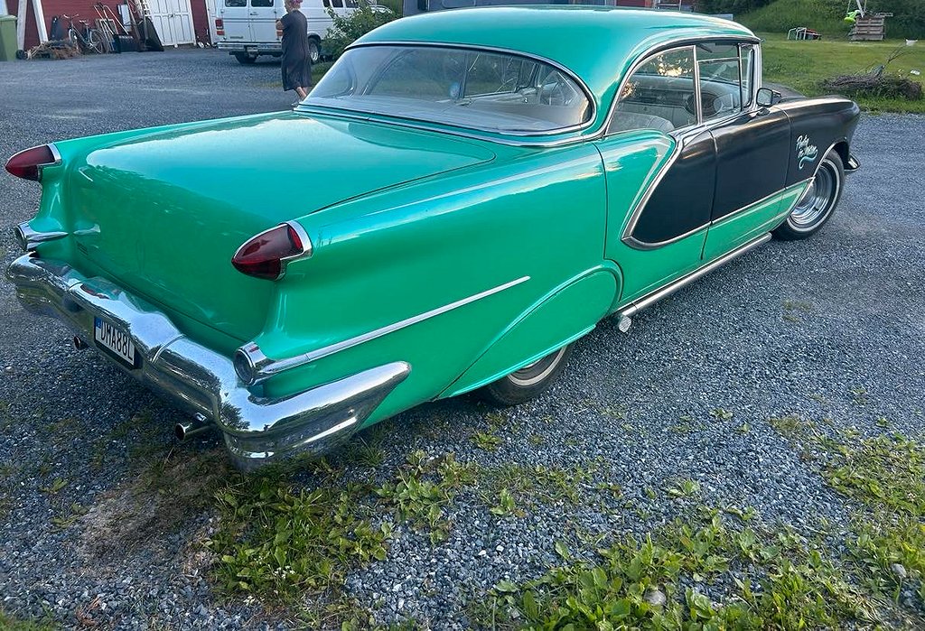 Oldsmobile Ninety-Eight Holiday Custom 