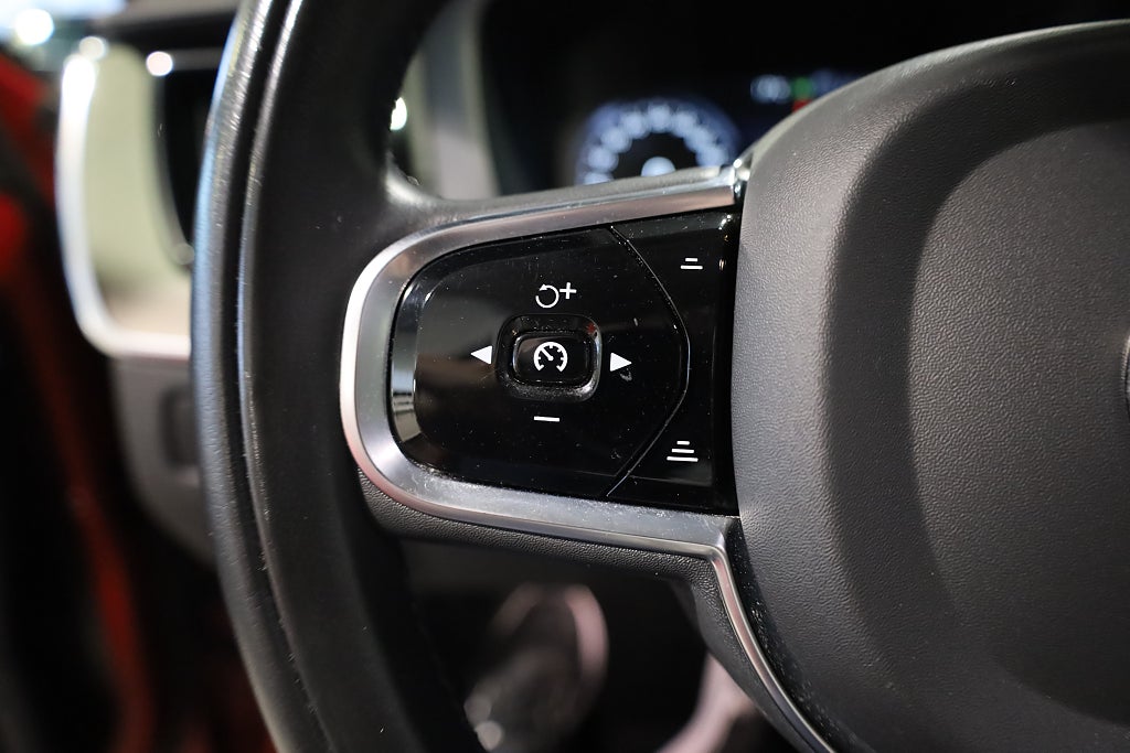 Volvo XC60 Recharge T6 AWD Inscription Orrefors Pano Drag H&K Navi 2021