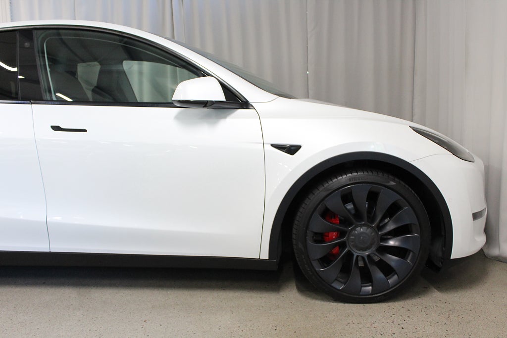 Tesla Model Y Performance 534 HK, Värmepump, Drag, 21 Uberturbine