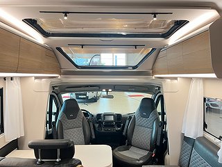 Husbil-halvintegrerad Adria CORAL 670 SLT PLUS 13 av 28