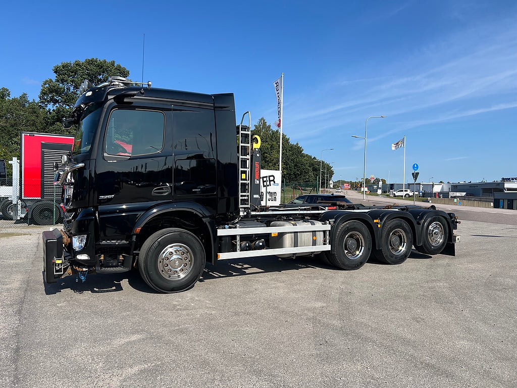 Mercedes-Benz Arocs 3251 Tridem Lastväxlare, Fullt Plogutrustad