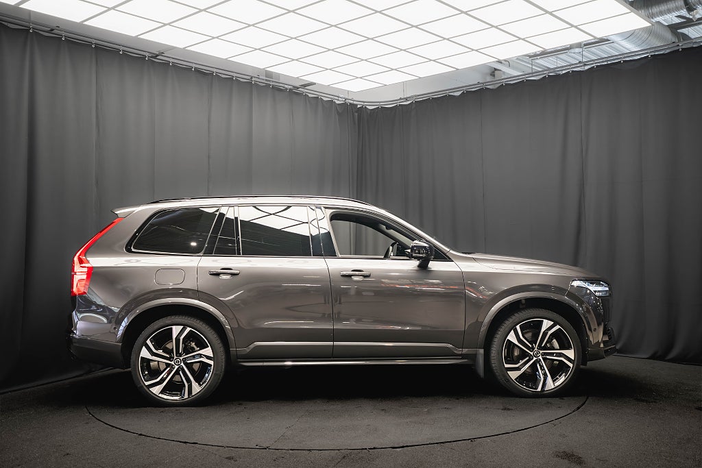 Volvo XC90 Recharge T8 AWD ULTIMATE DARK B&W LUFT 22'' MOMS MAX