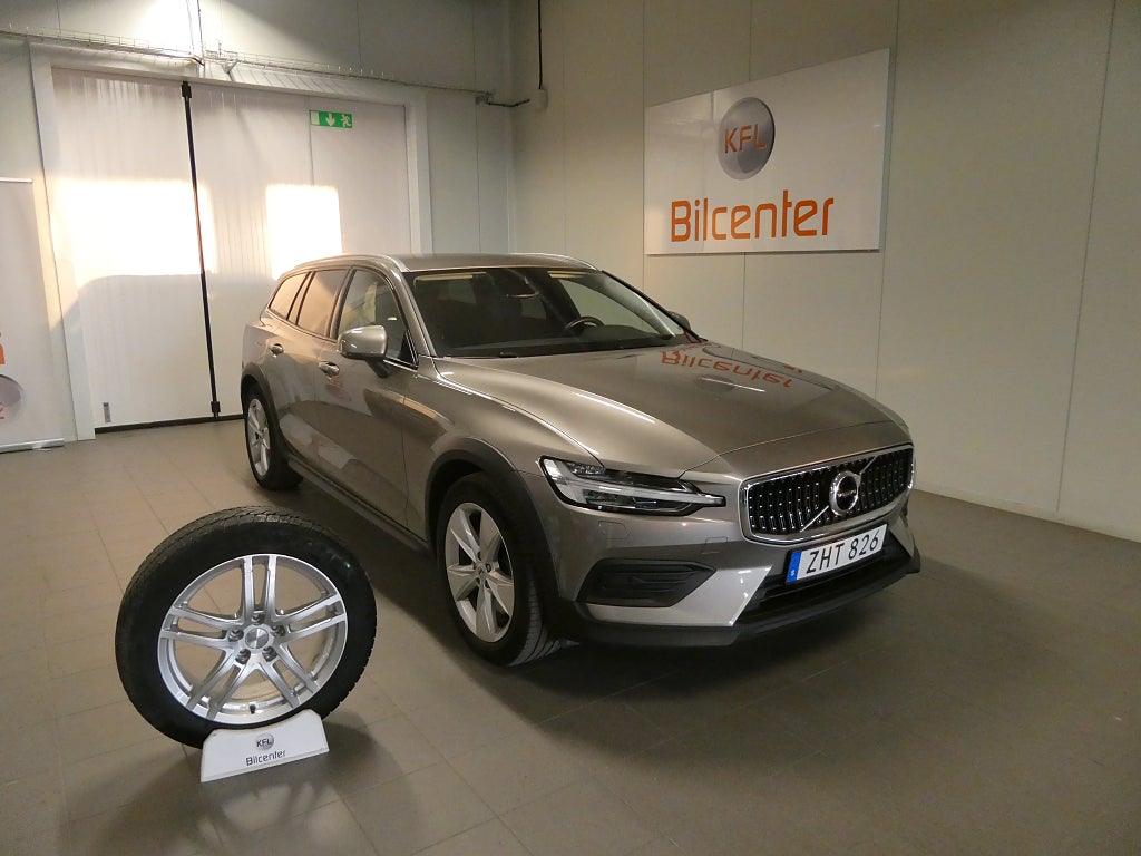 Volvo V60 Cross Country B4 AWD Momentum *RÄNTA3,99%* Drag-Värmare-Kamera-Navi