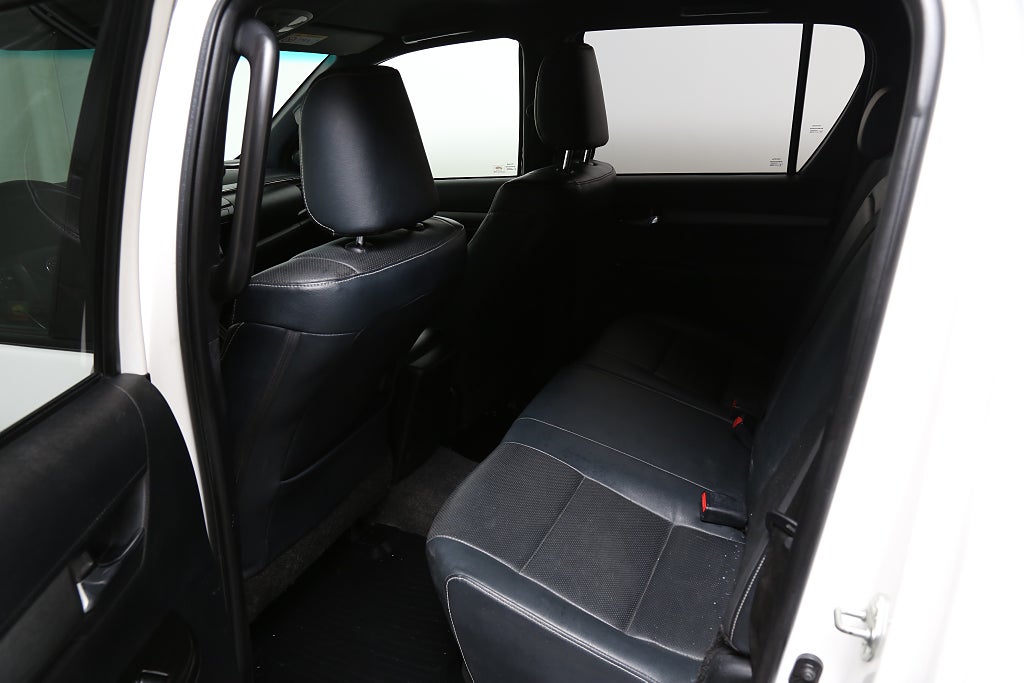 Toyota Hilux Dubbelhytt 2,8 Invincible 204hk 4WD JBL Skinn Navi Kåpa 2021