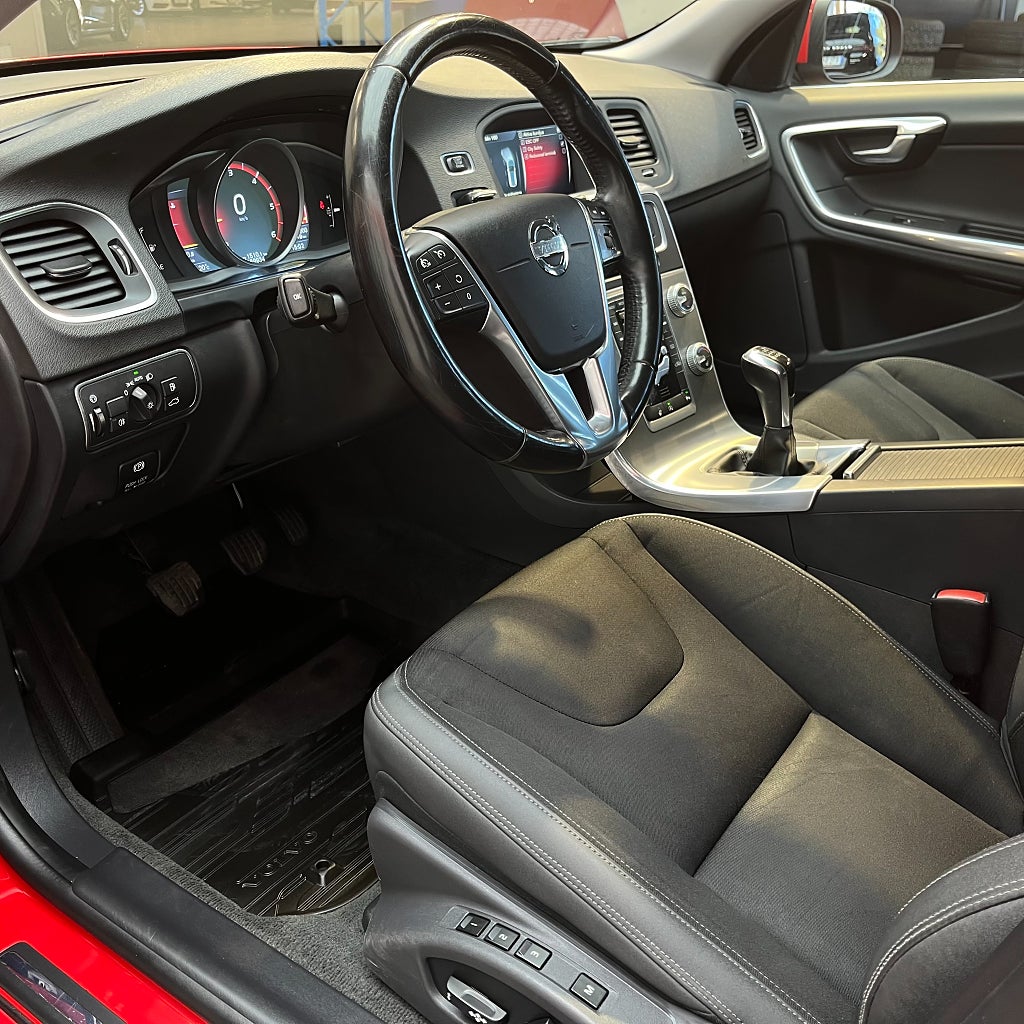 Volvo V60 D4 Momentum Värmare Dragkrok PDC-Bak Kamrem bytt!